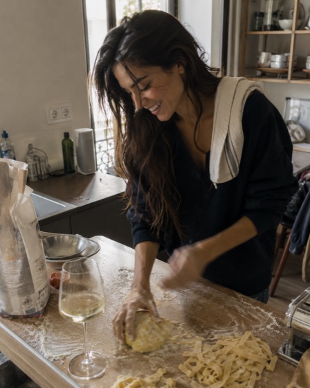 Alma amasando en su cocina