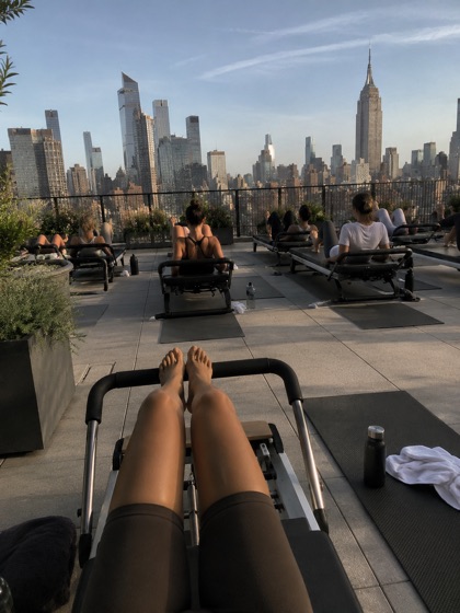 Clase de pilates en una azotea de Nueva York